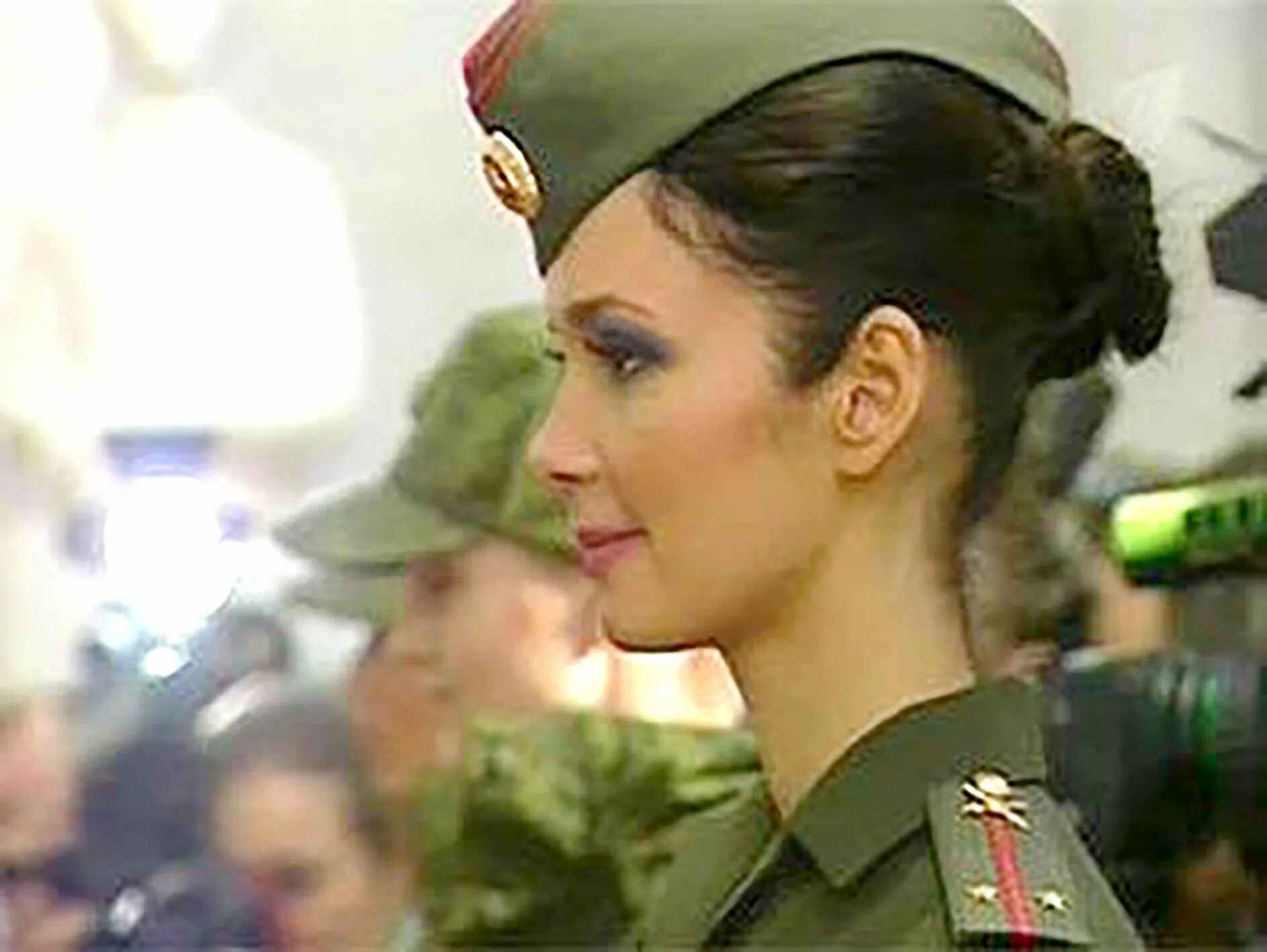 Женщины в военной форме. Прическа под пилотку военную. Военные прически женские.