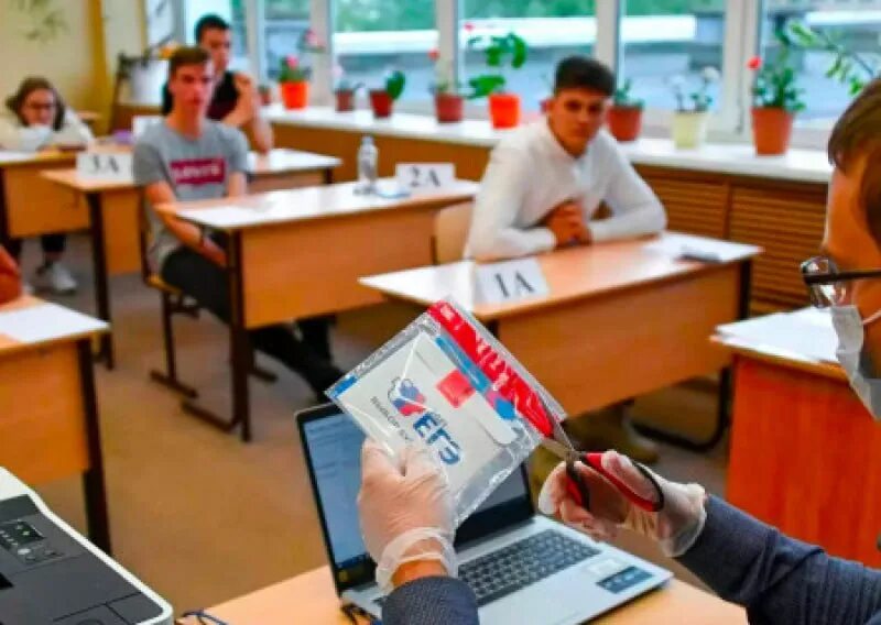 пятерка на экзамене. сдать экзамены на пять. ученики на егэ. егэ. выпускной экзамен в школе.