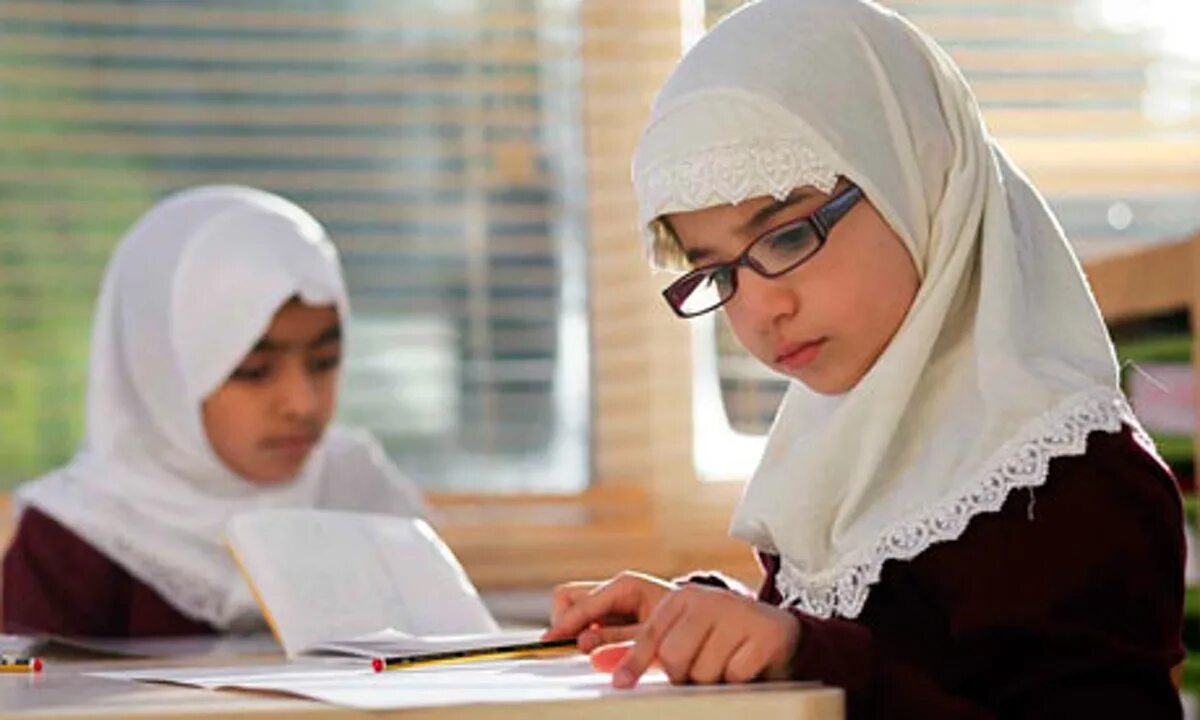 Мусульманские э. Мусульманка в школе. Исламские фото. Современные мусульманские школы. Мусульманская детская школа.