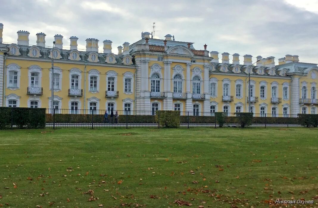 Музей семьи Бенуа в Петергофе. Бенуа Фрейлинский дом Петергоф. Фрейлинские корпуса Бенуа в Петергофе. Дворец Бенуа в Петергофе.