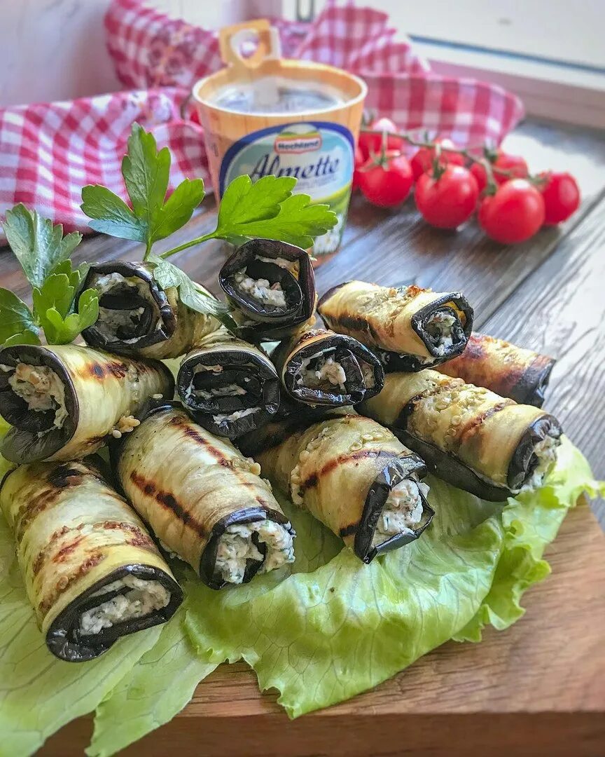 Рулетики из баклажанов с творогом и чесноком. Рулеты с баклажанами. баклажанные рулетики ассорти. рулетики баклажанные кулинариум. рулетики из баклажанов с сыром и чесноком и помидорами.