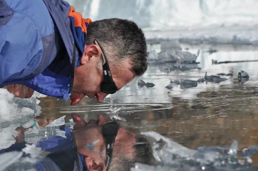 Коктейль байкальский поцелуй. Пить из байкала. Байкал экскурсии зимой. Пить из байкала. Люди на байкале.