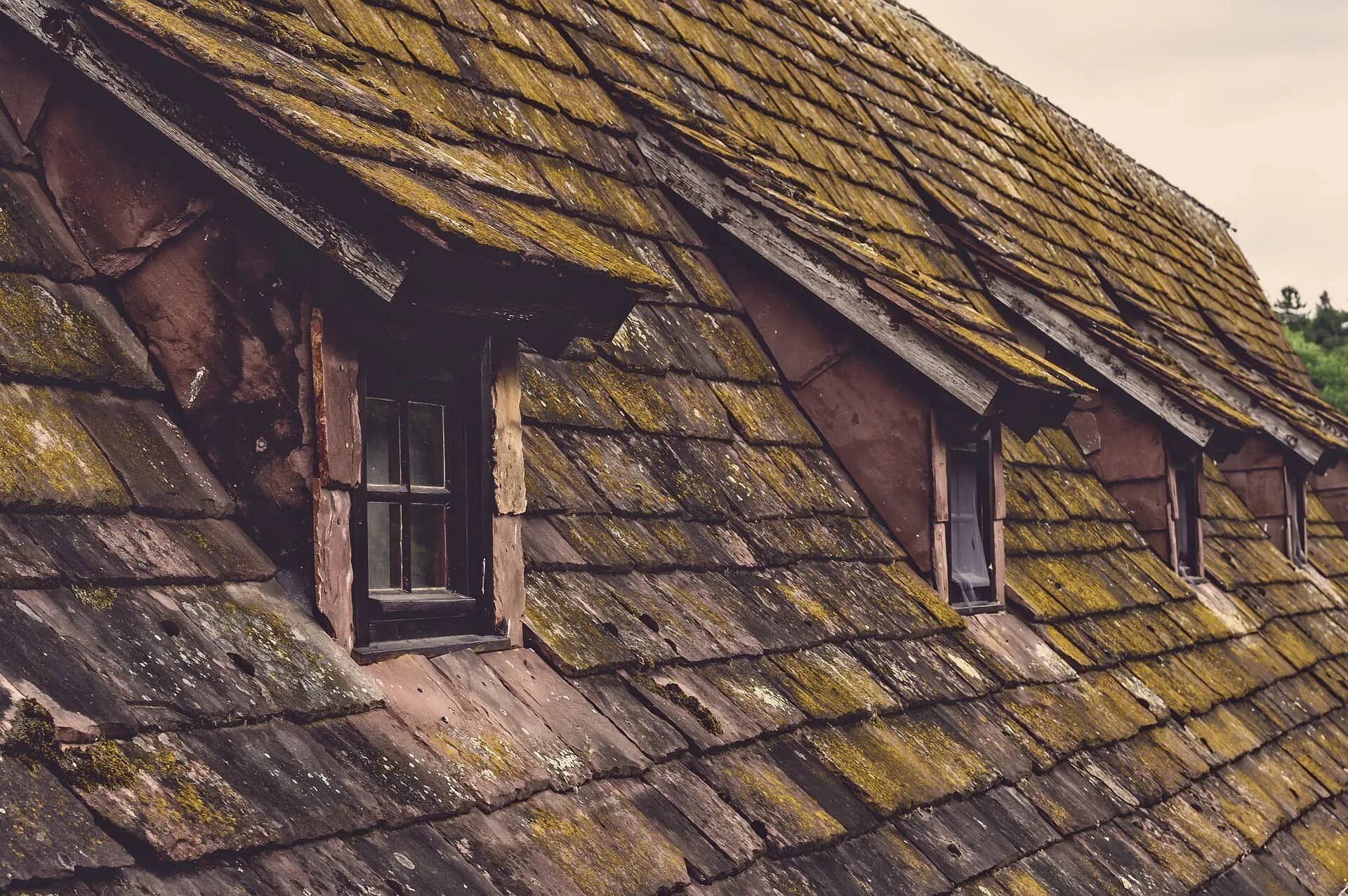 Крыши деревенских домов. Красивая Черепичная крыша. Крыши старых домов. Крыши старинных домов. Черепица окна