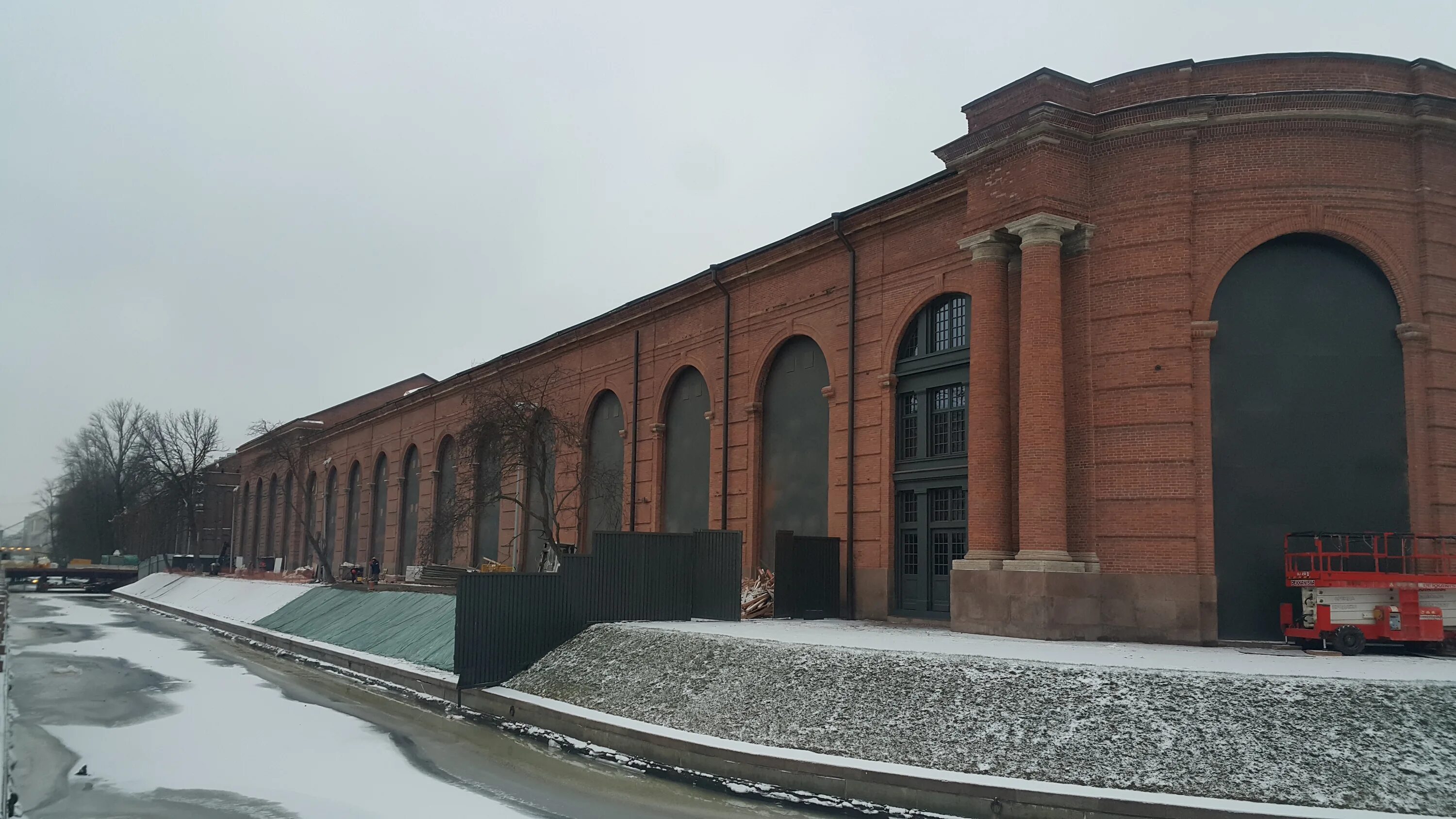 Новая голландия в санкт петербурге метро. Парк в питере новая голландия. Новая голландия. Остров новая голландия санкт-петербург. Новая голландия в санкт петербурге метро.