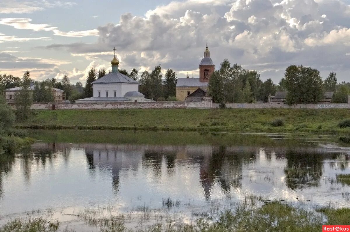 Боровичи монастырь свято. Свято-духов монастырь Боровичи. Духов монастырь Боровичи. Святодуховский монастырь Боровичи. Свято-духов монастырь Боровичи зимой.