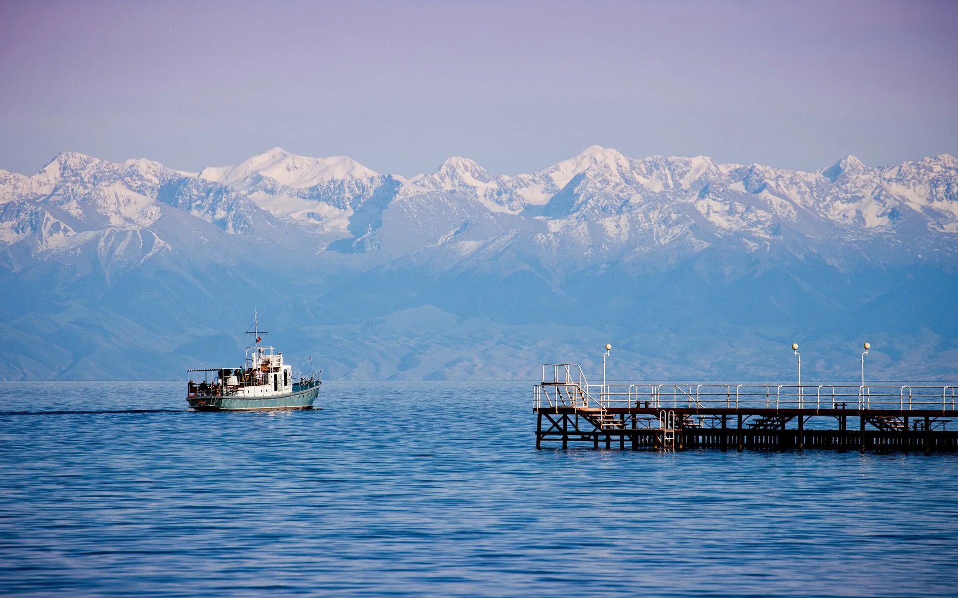 Киргизия озеро исыкуль. Иссык куль в какой стране. Иссык куль в какой стране. Озеро иссык-куль киргизия. Иссык куль в какой стране.