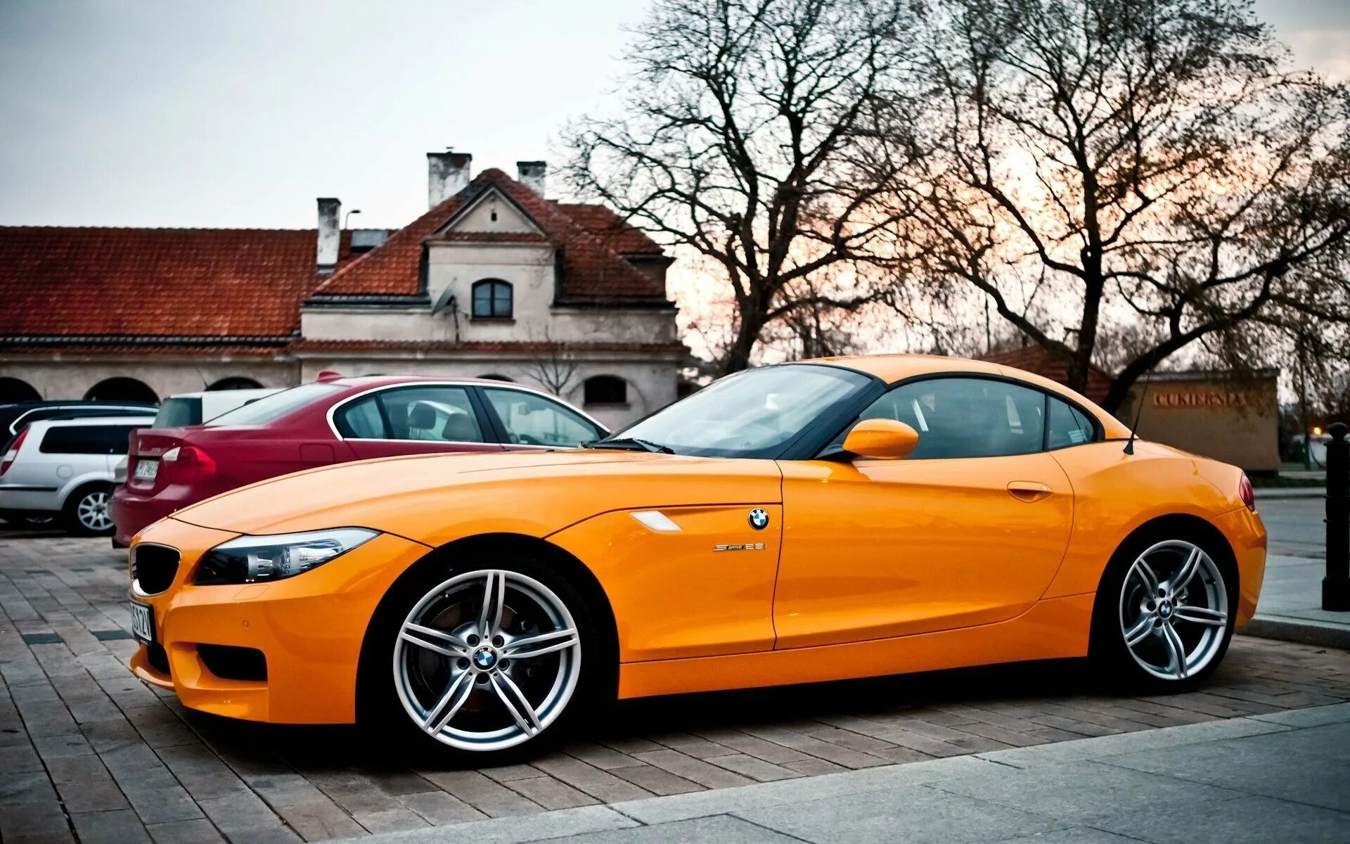 Включи оранжевый автомобиль. БМВ z4 оранжевая. BMW z4 желтая. BMW z4 зеленая. Спортивная BMW z4.