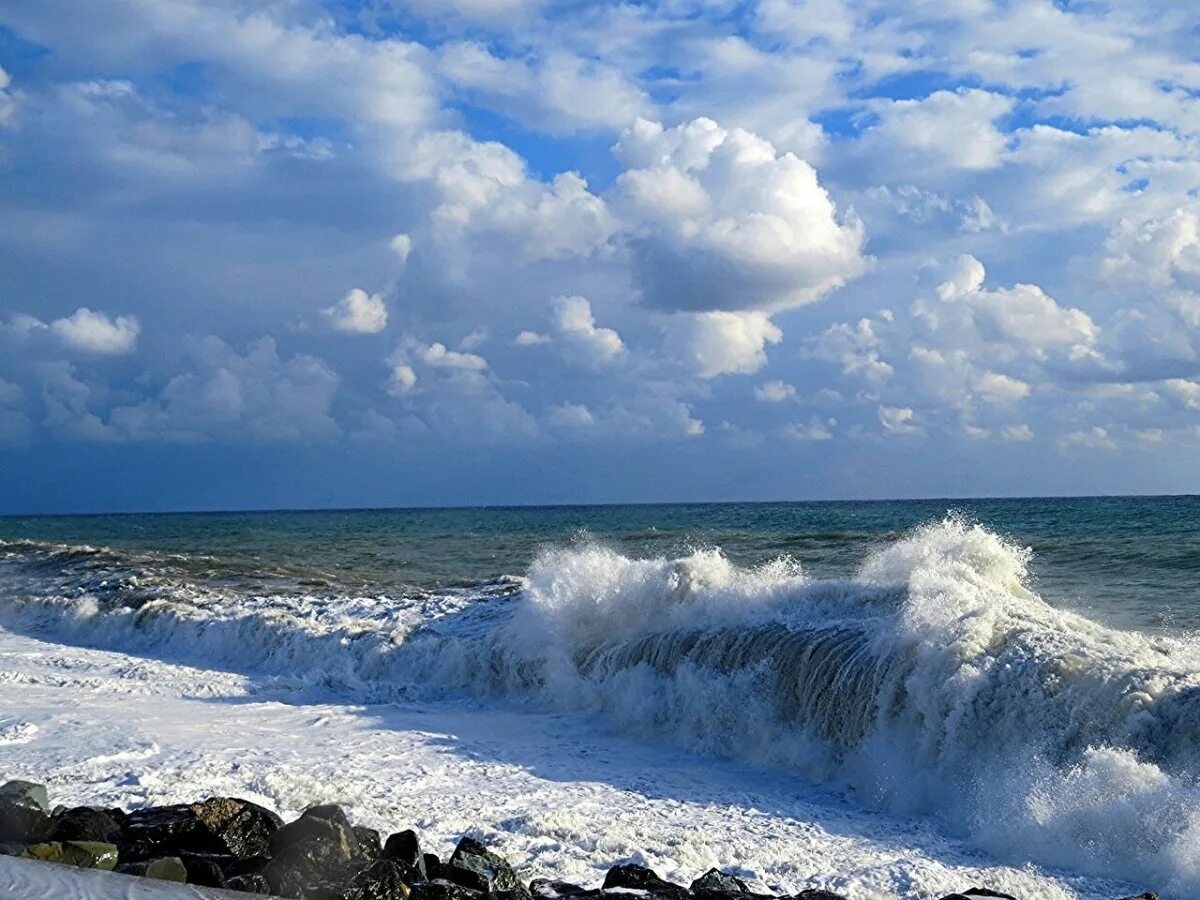 Черное море Лазаревское. Море в Сочи чёрное море. Берег черного моря Сочи. Морской Прибой Анапа.