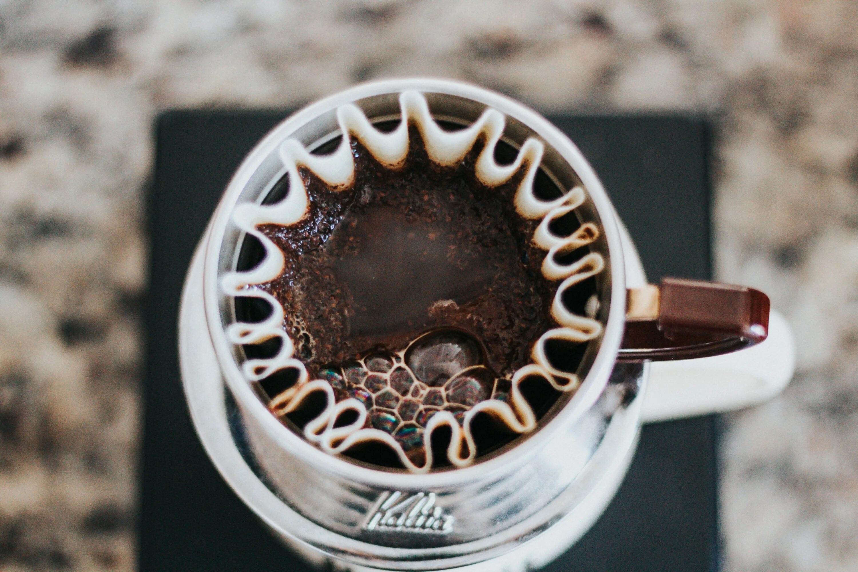 Фильтр кофе что это такое. Фильтр кофе. Фильтр для кофе в чашку. Керамический фильтр для кофе. Фильтр кофе в кружке.