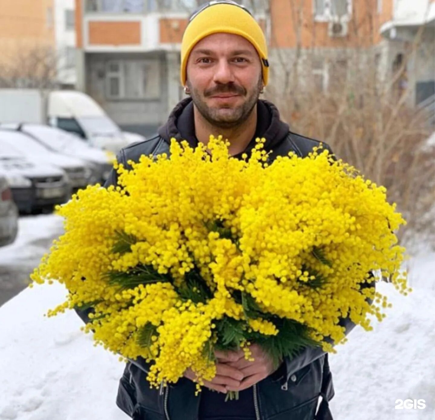 Мимоза в розницу купить. Букет из мимозы. Мужчина дарит букет мимозы. Мужчина с мимозой. Тюльпаны с мимозой букет.