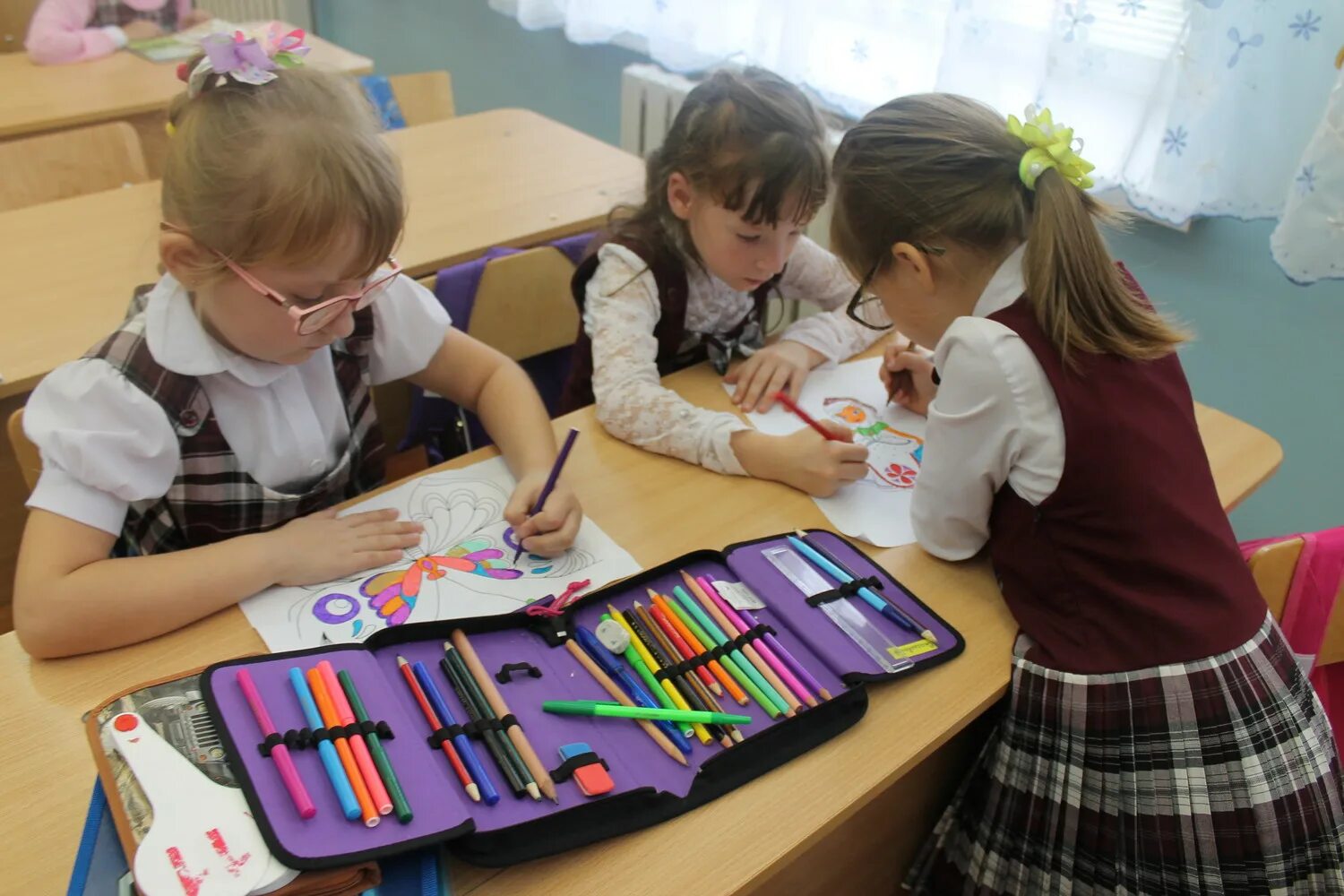 школьная перемена. перемена в школе. ученики. первоклассники на перемене. школа первоклассника.