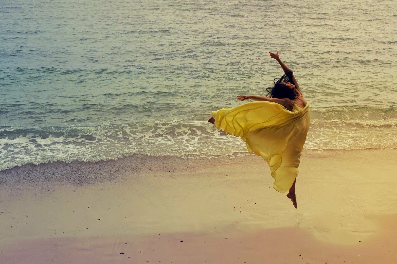 Девушка танцует у моря. Танец океан. Танцующая девушка на берегу моря.