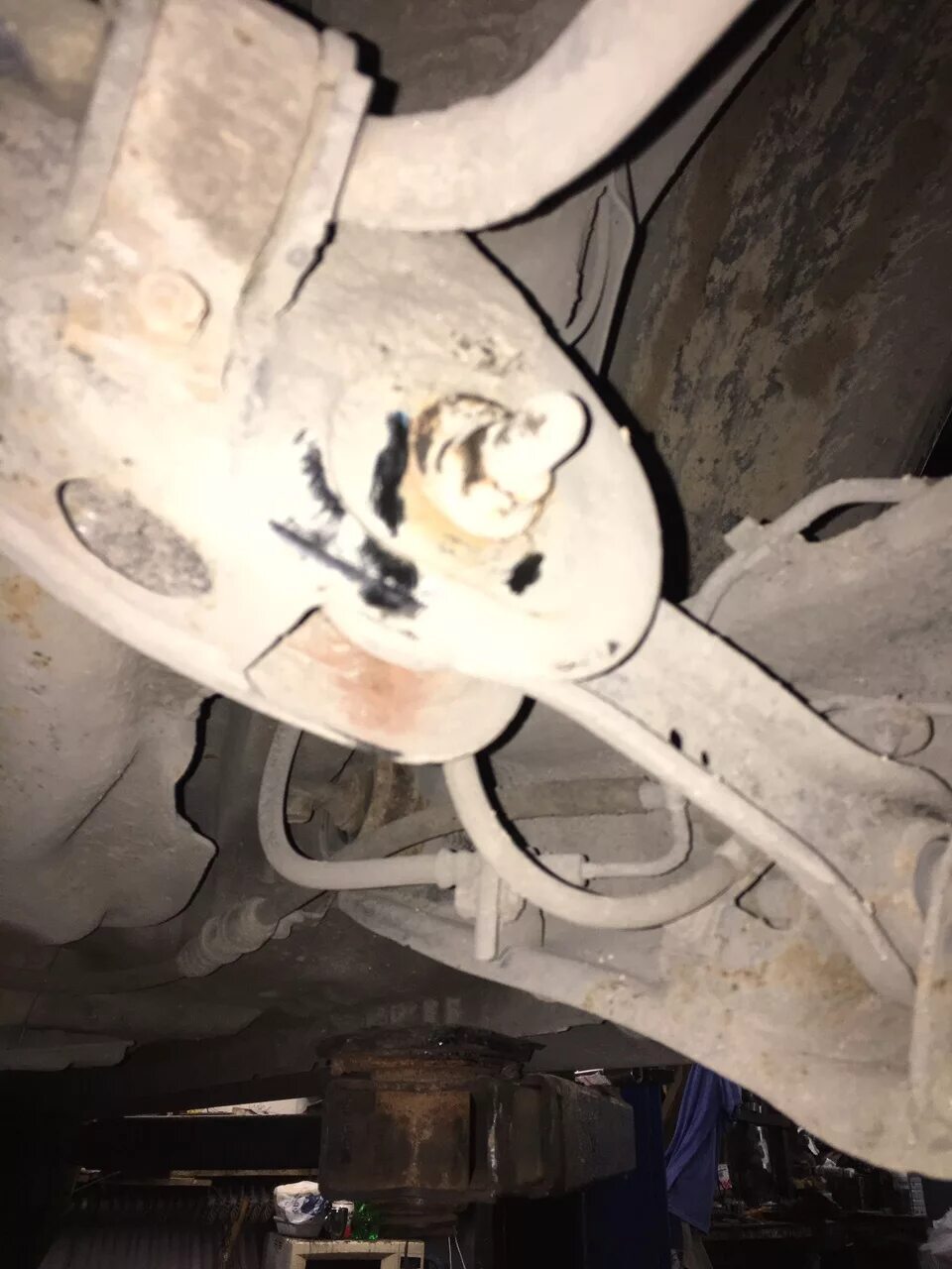 Где находится развальный болт. Развальный болт мазда 3 задняя подвеска сайлентблоки. Рычаг сход развала заднего паджеро 4. Комплект развальных болтов на форд фокус 3. Где находится развальный болт.