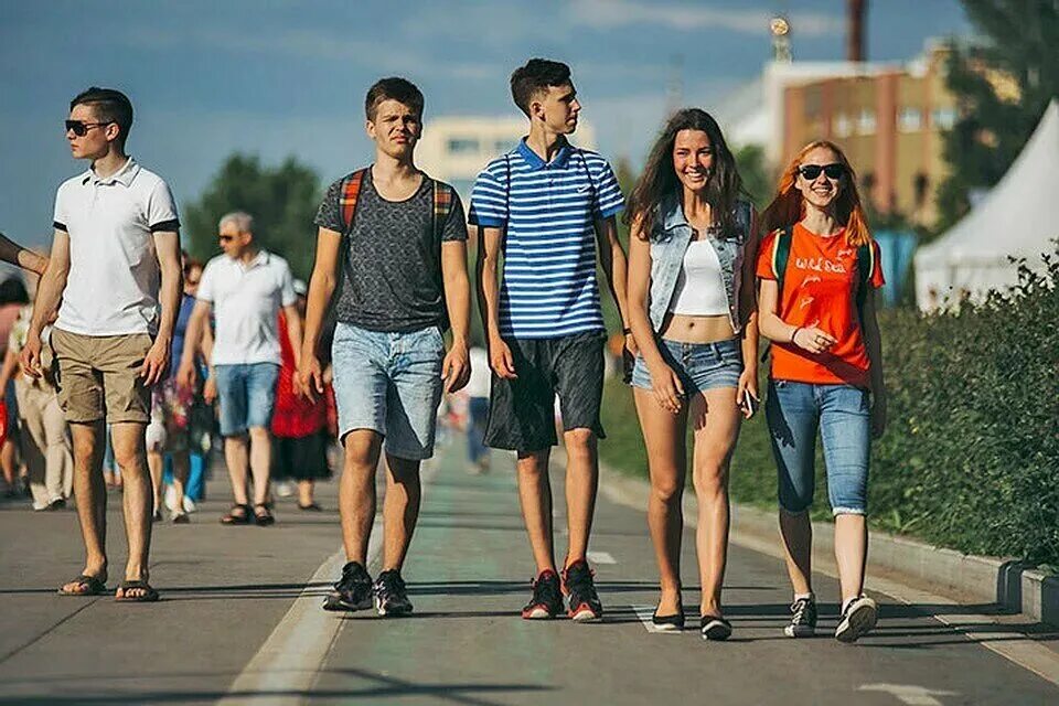 Society на русском. Современная молодежь. Подростки летом в городе. Люди летом в городе. Люди в городе.