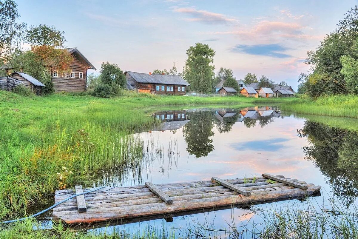 Красивая деревня. Деревня русский Лем Пермский край. Деревни деревни у реки. Деревня Мегра Вологодская пейзаж. Архангельская область Каргопольский район деревня река.