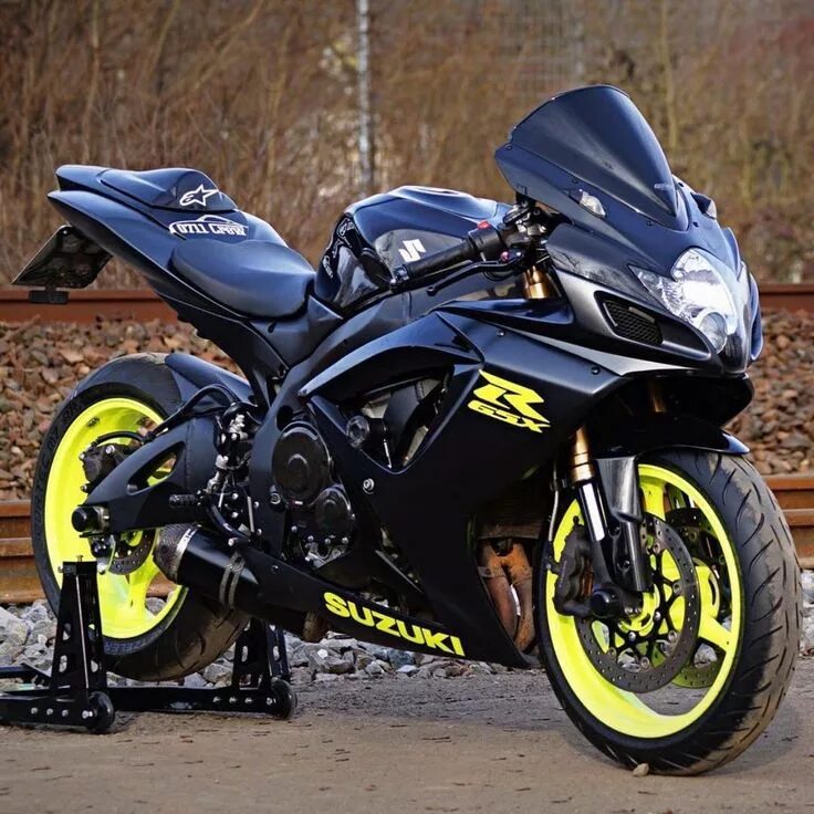 Мотоцикл сузуки спорт. Судзуки спортбайк. Suzuki gsxr 750. Мотоцикл suzuki спортбайк. Сузуки мотоцикл спортивный.