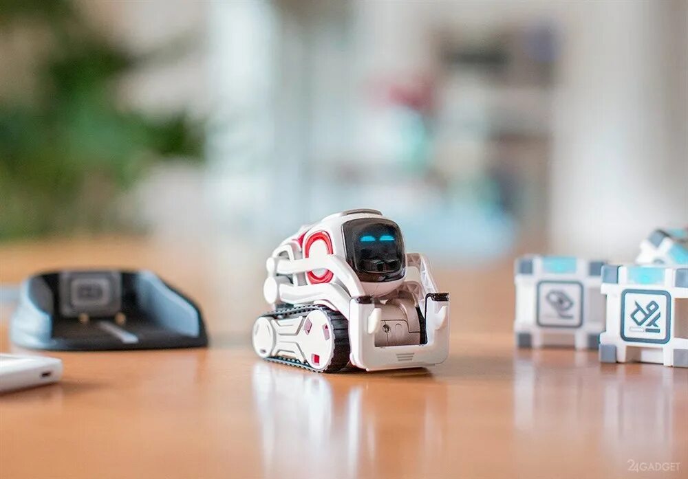 Маленький квадратный робот. Робот anki cozmo. козмо робот эмоции. маленький робот с искусственным интеллектом cozmo. робот малыш козмо.