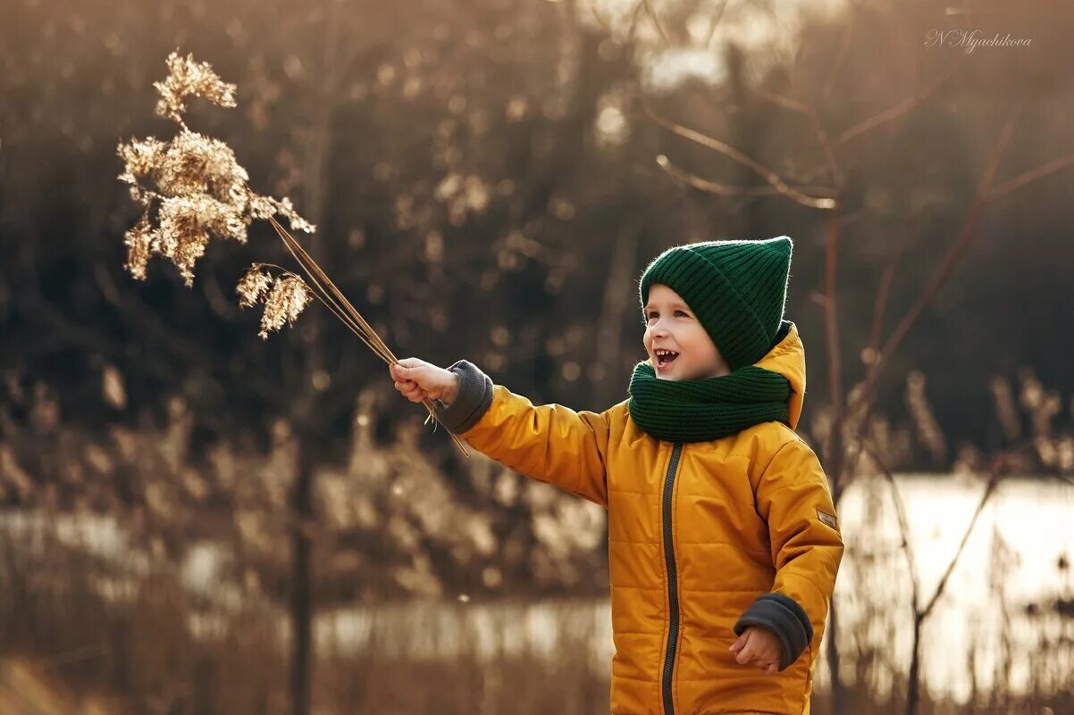 Ранней весною когда еще не оделся. Дети ранней весной. Фотосессия ранней весной детская.