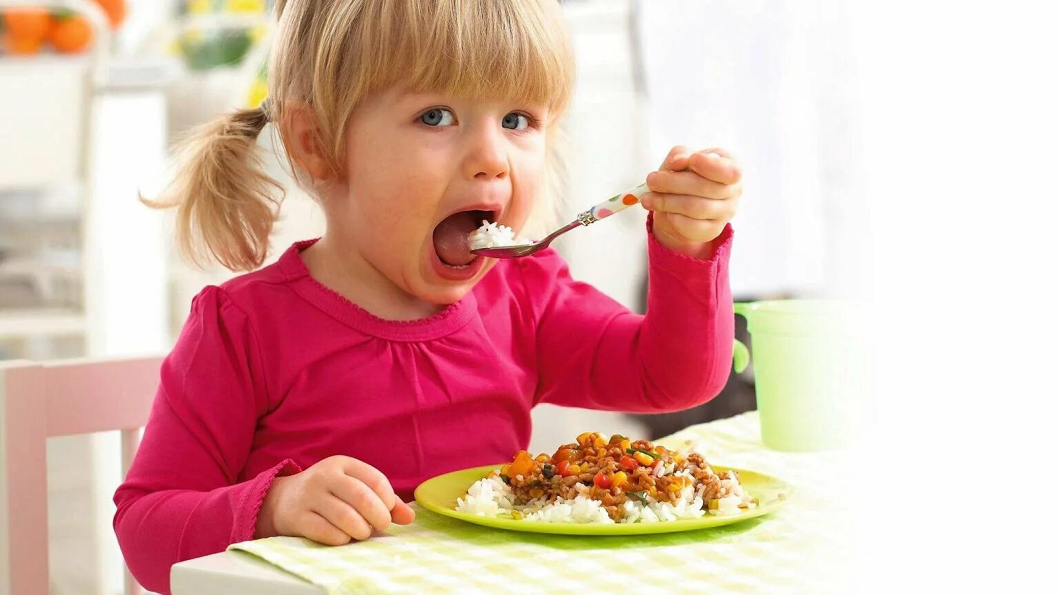 Ребенок ест. Ребенок ест с аппетитом. Ребенок кушает кашу. Дети едят полезные Десерты.
