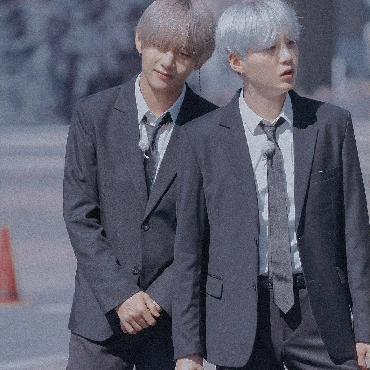 Юнги идет. Taegi БТС. Шуга и Тэхен. Тэхён и Юнги.