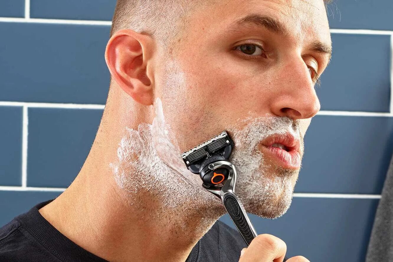 Джилет для бритья. Бритья для мужчин. Мужчина бреется. Бритва для гладкого бритья. Что можно брить