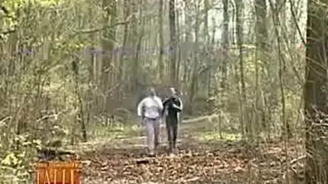 Мужик писает в лесу