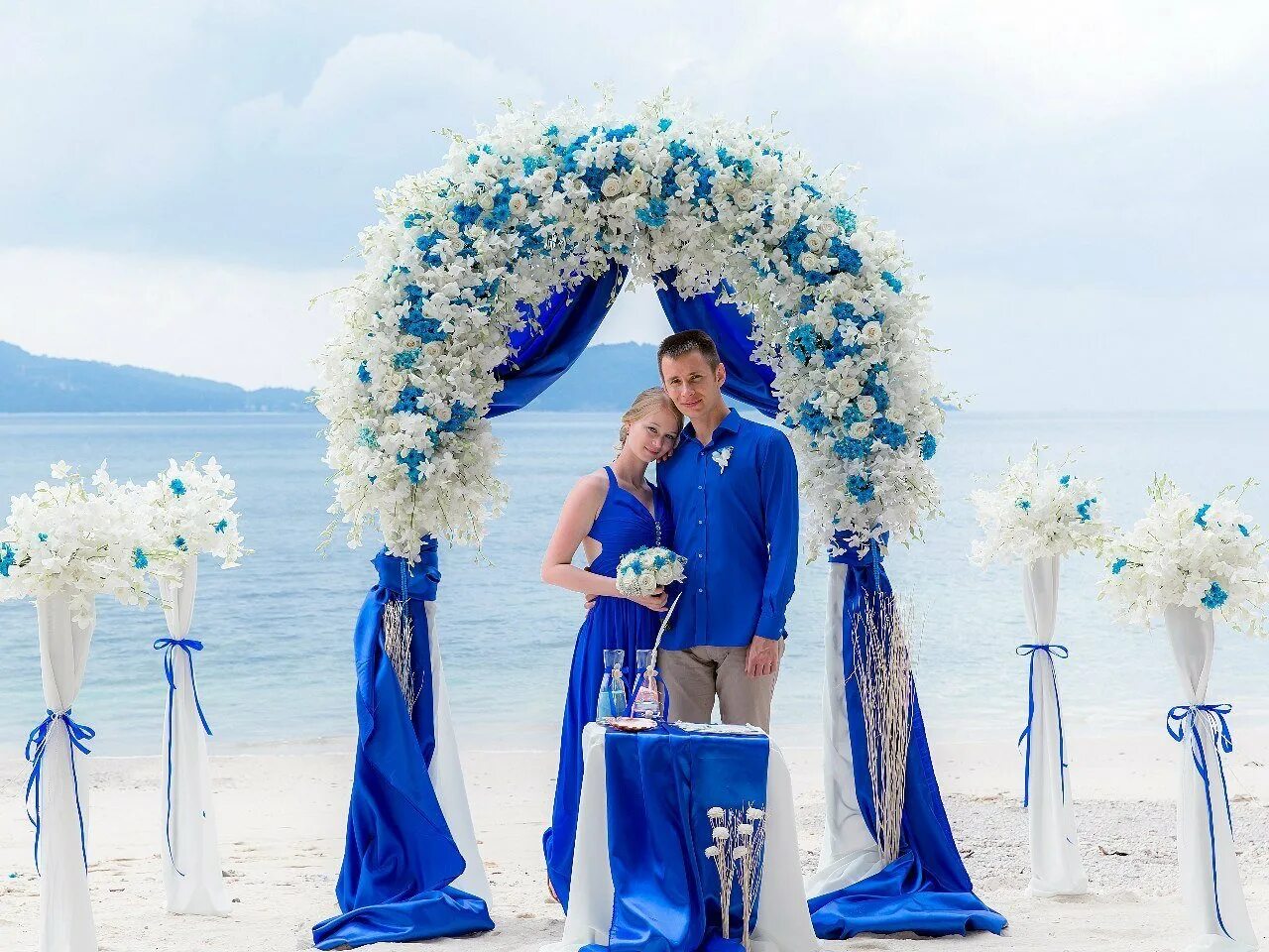 Голубая фотозона. Синяя свадьба. Свадьба в синем цвете. Свадьба в сине голубых тонах. Свадебная арка в голубых тонах.