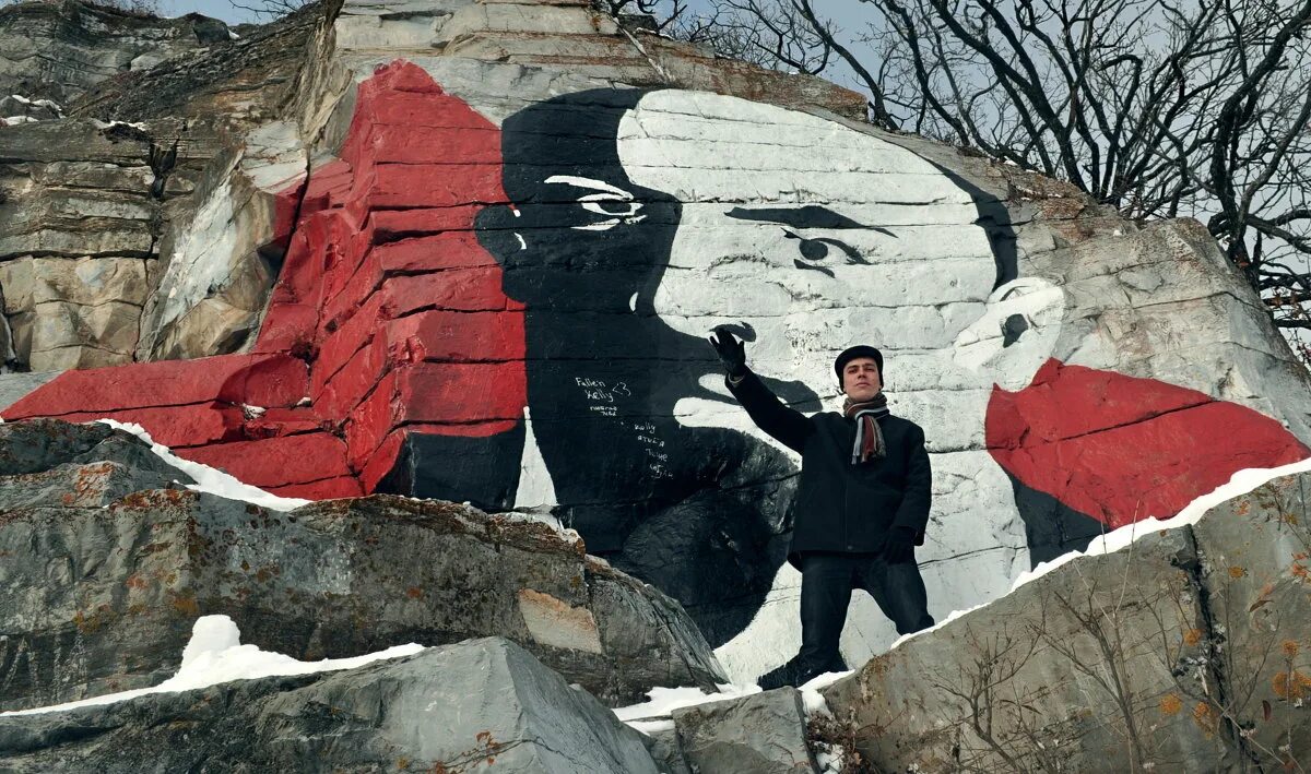 Королевство кривых зеркал (1963) _ фильм-сказка. Пикник королевство кривых 2005. Королевство кривых зеркал афиша. Мне нравится здесь в королевстве кривых. Яло сказка королевство кривых зеркал.