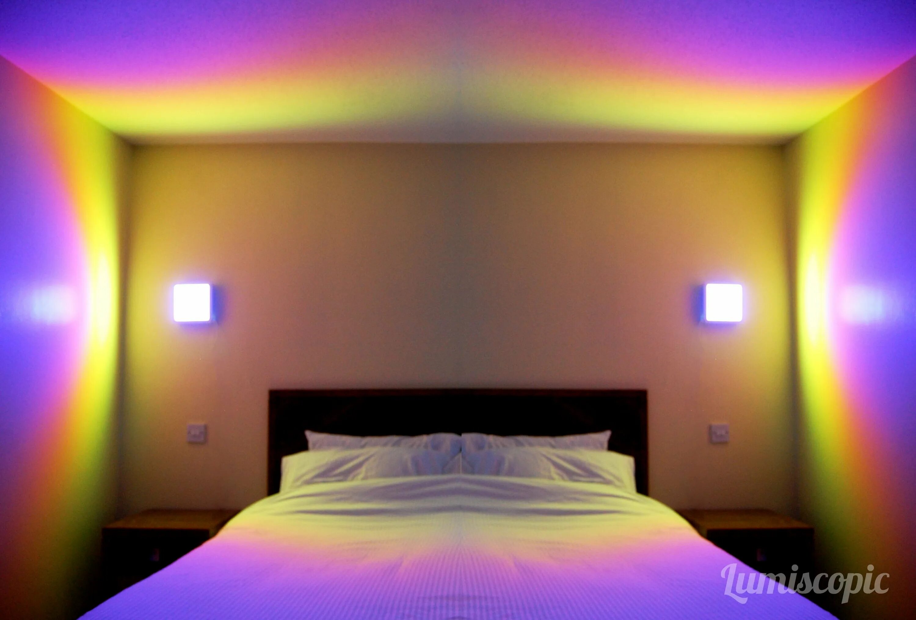 Включи свет сделать. Подсветка РГБ лентой. Комната с подсветкой. Комната со светодиодами. Светодиодная подсветка в комнате.