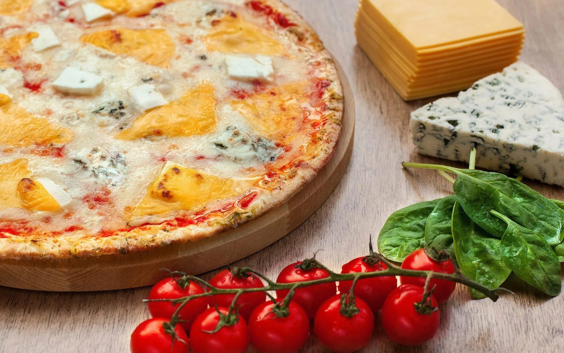 Начинка для пиццы с сыром. Сырная моцарелла,пармезан,горгонзола,Чеддер. Моцарелла для пиццы. Пицца четыре сыра. Сыр для пиццы.
