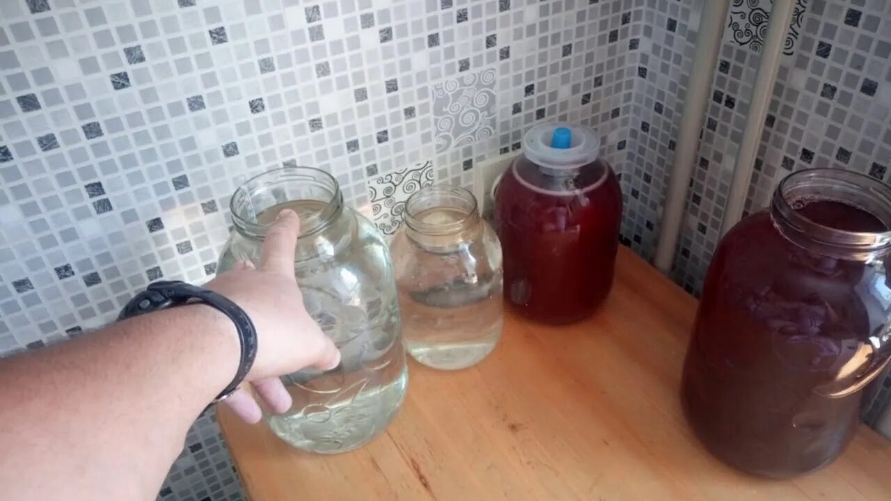 Варенье из вишни. Сливовая брага. Брага на варенье с дрожжами. Вишняк как процедить. Вишневая брага.