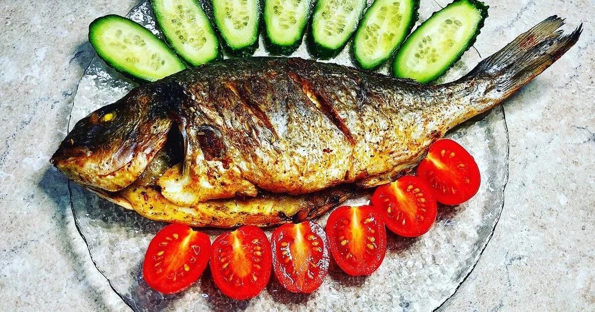 золотистый спар дорадо. дорадо с лимоном. рыба дорадо в меню. дорадо в духовке с лимоном и базиликом. дорадо рыба в духовке.