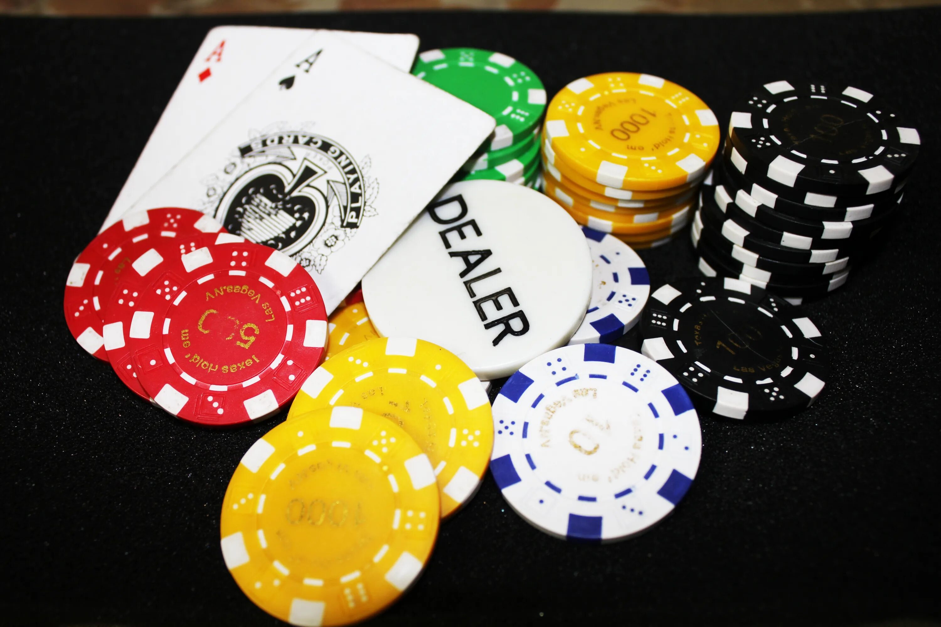 Какие игры есть с картами на деньги. Фишки для покера. Фишки казино. Игральные фишки. Фишки для азартных игр.