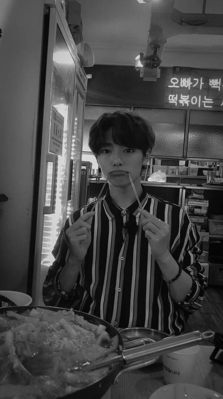 Чан stray kids бойфренд. Ран бтс 2016. Стрей кидс готовят. Группа stray kids 2020. Бан чан с едой.