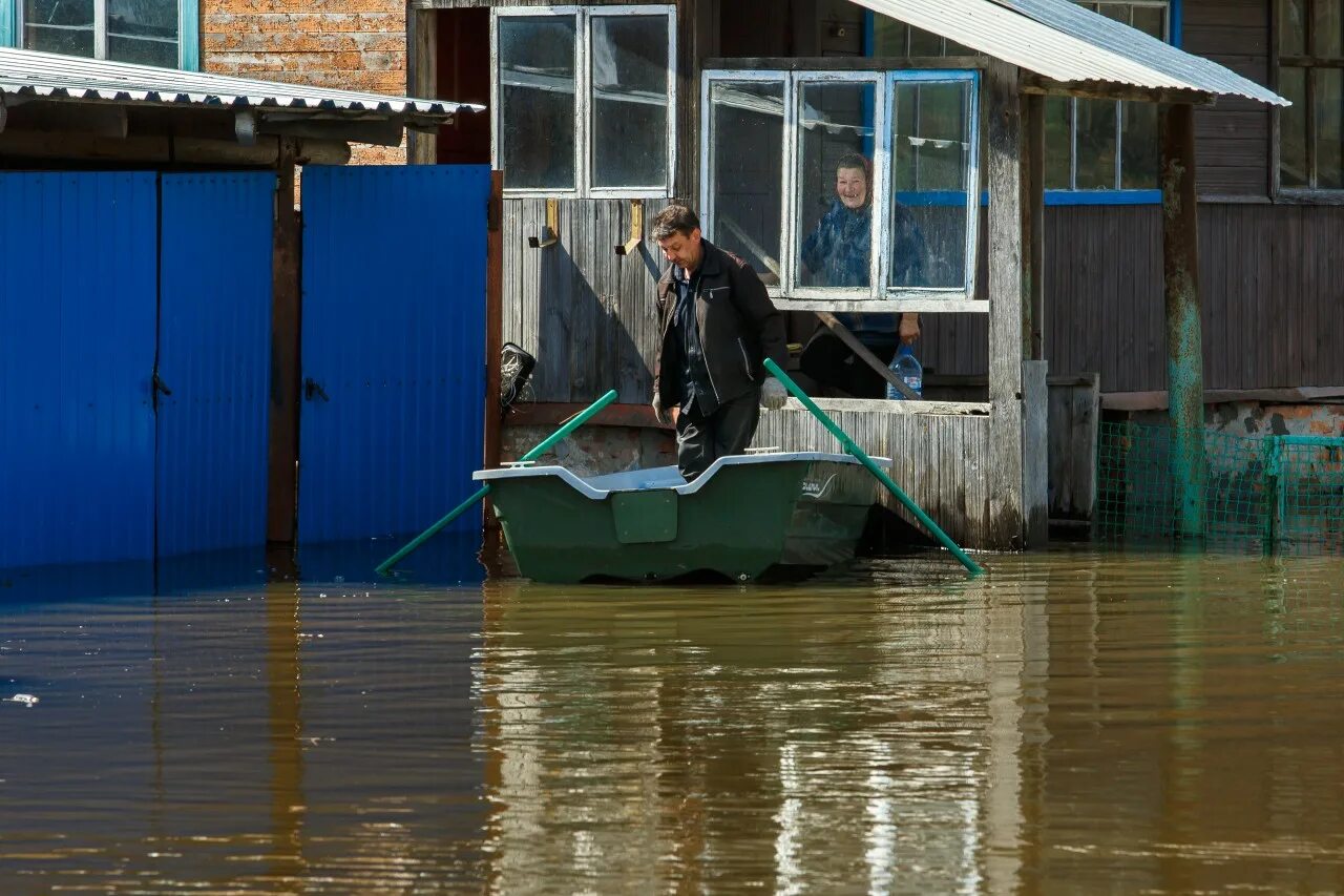 Уровень воды в жиздре козельск сегодня. Затопления в Козельске. Дом на воде. Наводнение в Козельске 2022. Потопы в Козельске.