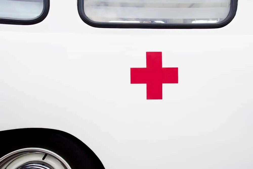 Машина знак крест. Машины красного Креста. Знак скорой помощи. Крест скорой. Медицинский крестик на машину.