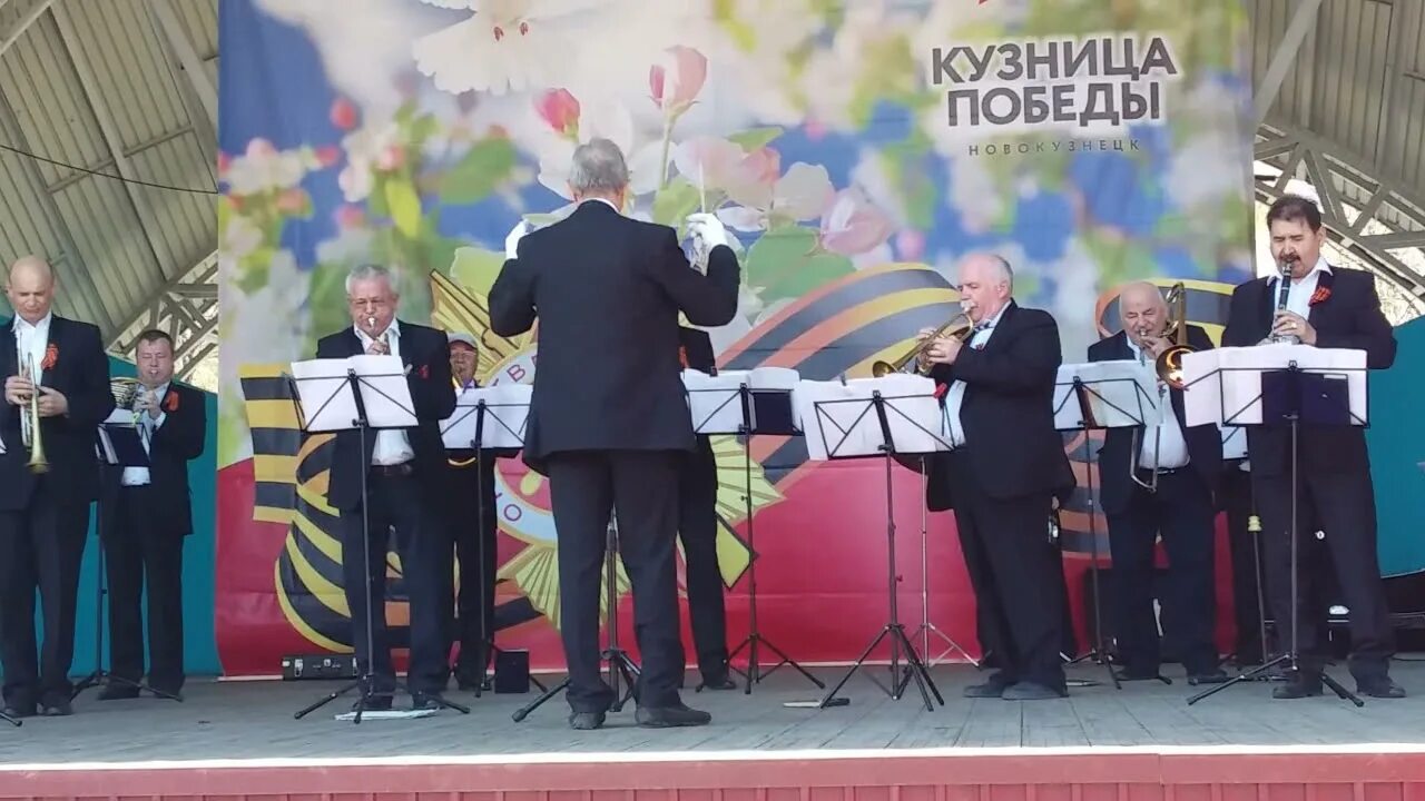 Дк алюминщиков новокузнецк сцена. Дк алюминщиков новокузнецк. Дк алюминщик новокузнецк. Дворец алюминщиков новокузнецк зал. Елку на новый год новокузнецк дворец алюминщиков.