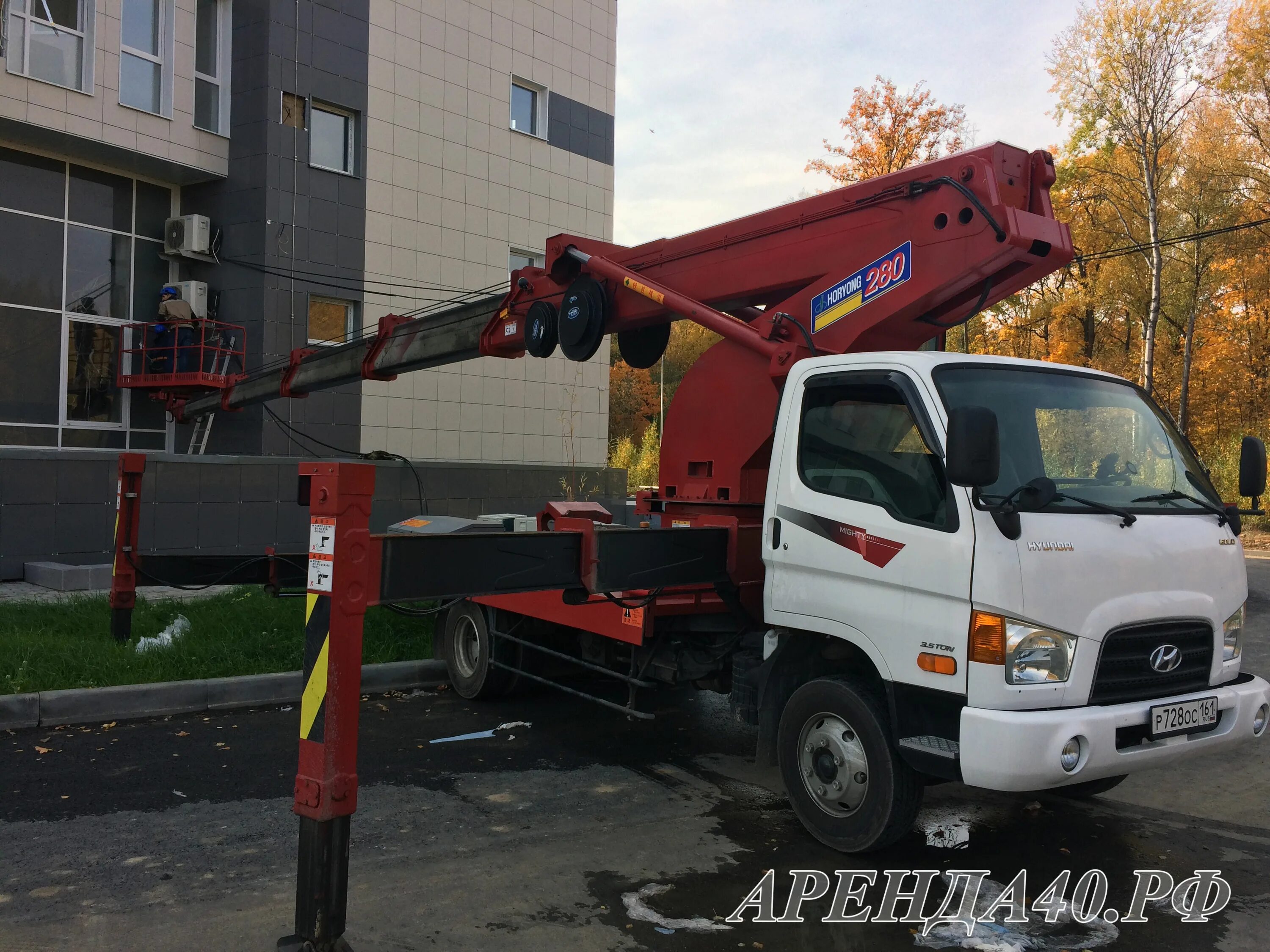 Автовышка новомосковск. Агп hyundai hd78. Автовышка газ 3309. Автовышка новомосковск. Гусеничная автовышка.