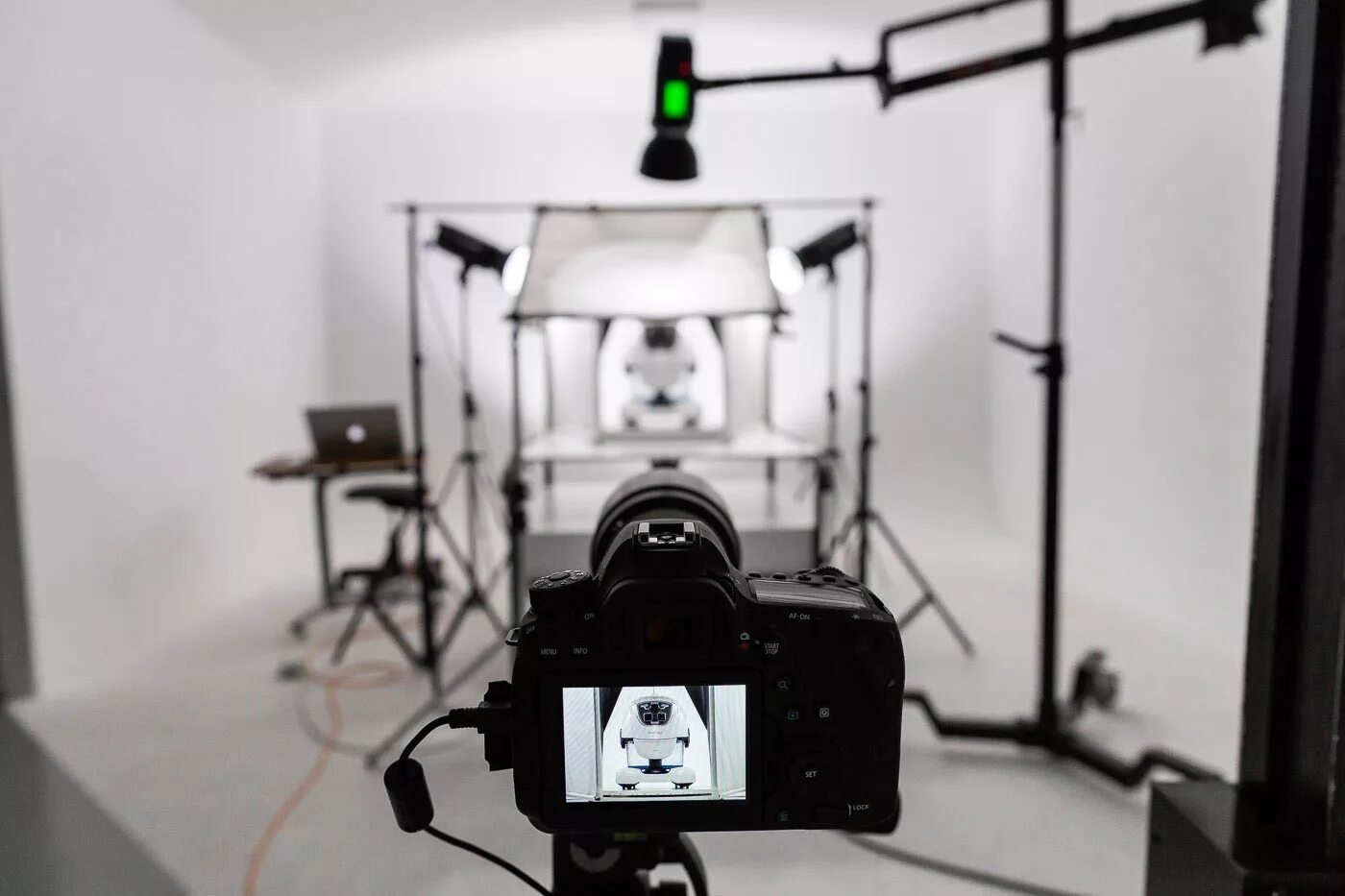 Видеокамера в студии. Product studio. Предметный фотограф. Аудио студия. Студия для продакшн студии.