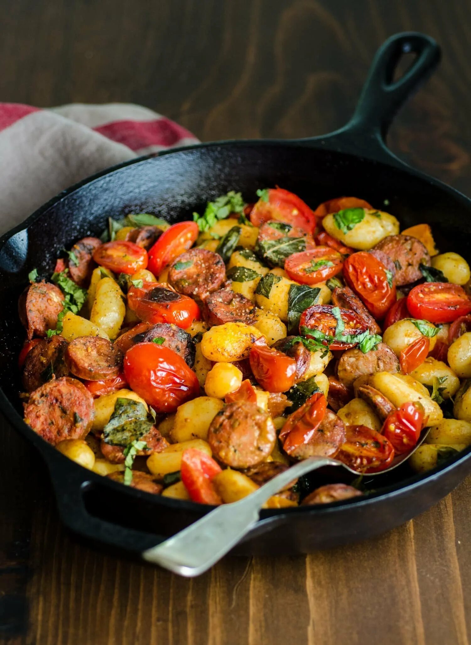 Говядина с овощами в духовке рецепт. Овощи на сковородке. Мясо с овощами. Курица с овощами. Сковородка с курицей и овощами.