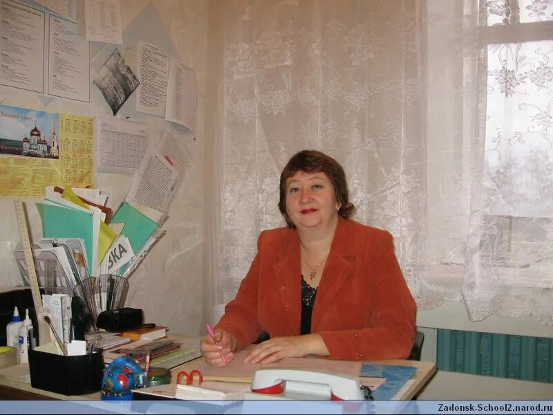 Кастл задонск. Задонск центральная улица. Задонск школа 1. Галерея учителей в школе. Гимназия 2 задонск.