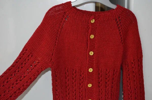 Кофта с планкой на пуговицах. Вязаный жакет реглан. Связанная кофта на пуговицах. Жакет регланом сверху. Кофта на пуговицах регланом сверху спицами.