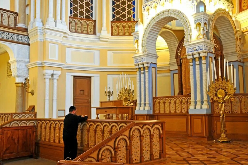 Посетить синагоги. Вильнюсские евреи. Менора в синагоге. Синагога равина иудея. Малая синагога в санкт-петербурге.