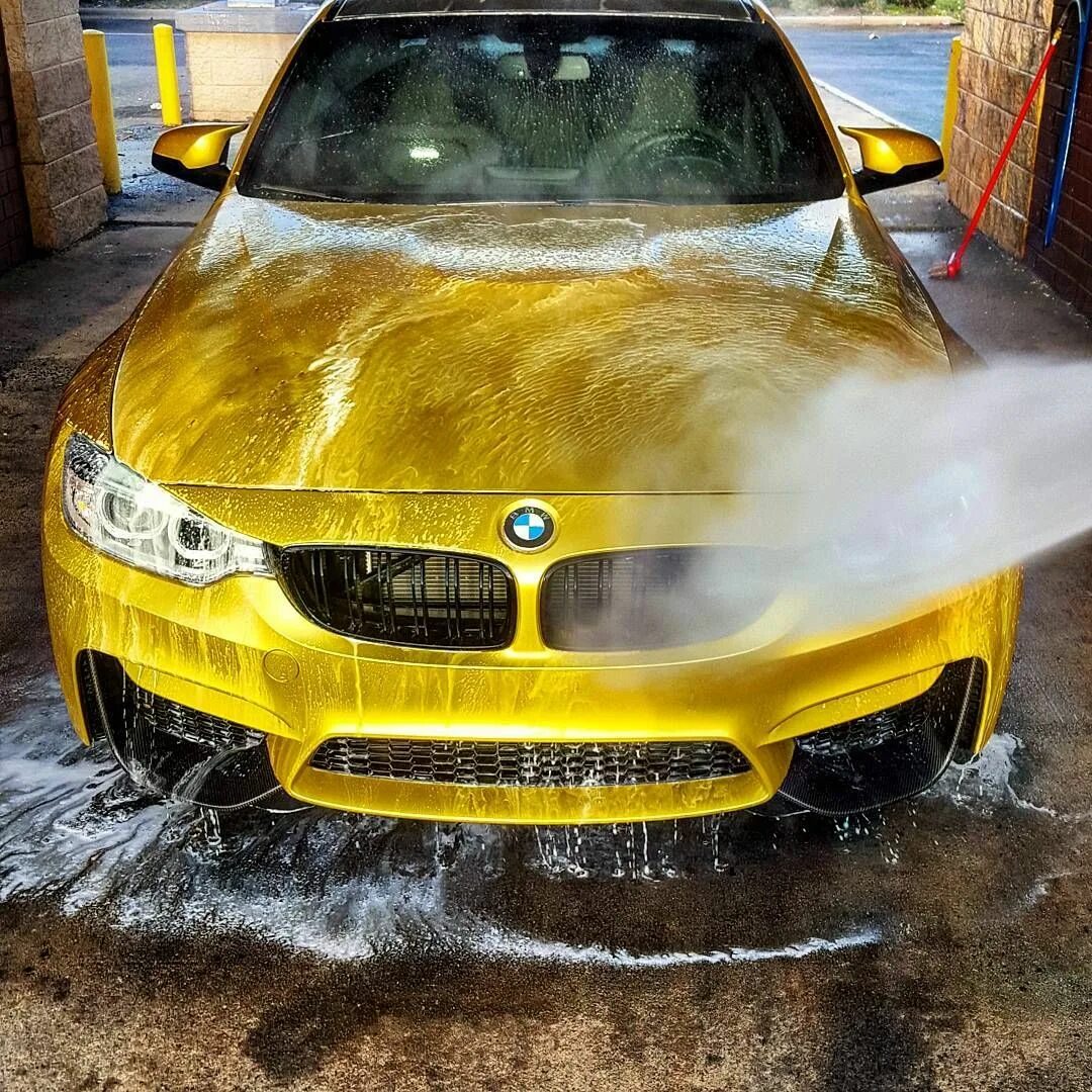 Мойка машин телефон. BMW m4 carwash. Мойка машины. Машина на автомойке. Красивая машина на мойке.