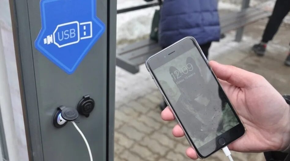Зарядить телефон на улице. Зарядка телефона на автобусной остановке. Розетки в парке. Станция зарядки телефонов уличная. Зарядная станция.