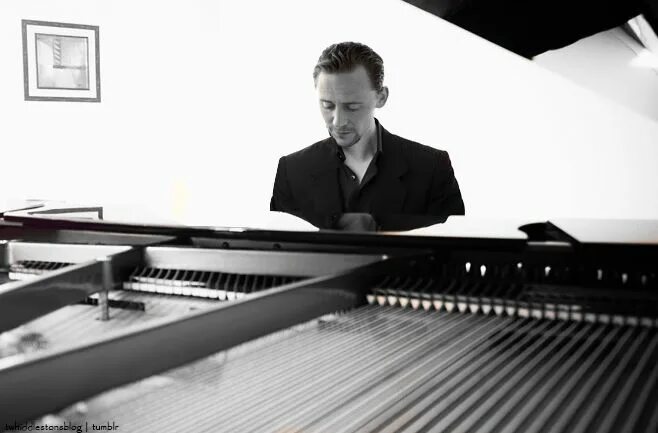 Tom plays piano. Tom Hiddleston Piano. Том играет на пианино. Tom playing Piano. Том играет на рояле.