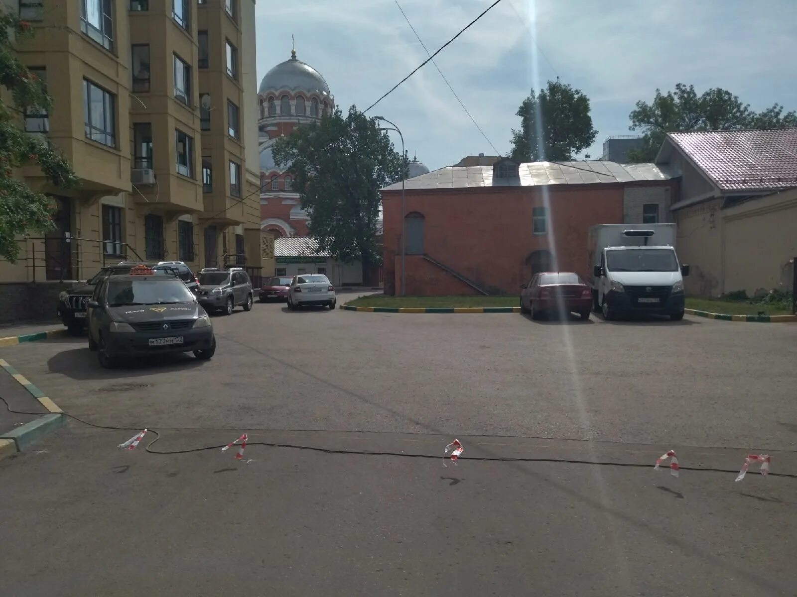 Перекрыть сквозной проезд. Загородить проезд во двор. проезд во двор. жители дома в тамбове требуют перекрыть сквозной проезд через двор.
