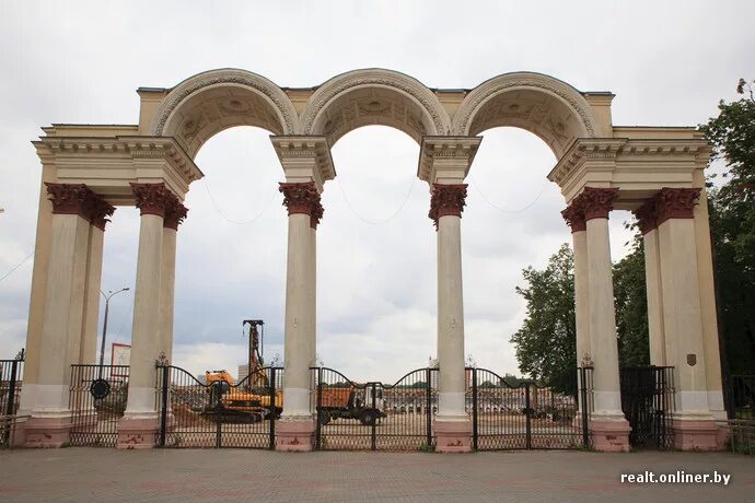 Арка минск. Арка стадиона Динамо. Триумфальная арка в Минске. Арка в парк Динамо. Входная арка для стадиона Динамо.