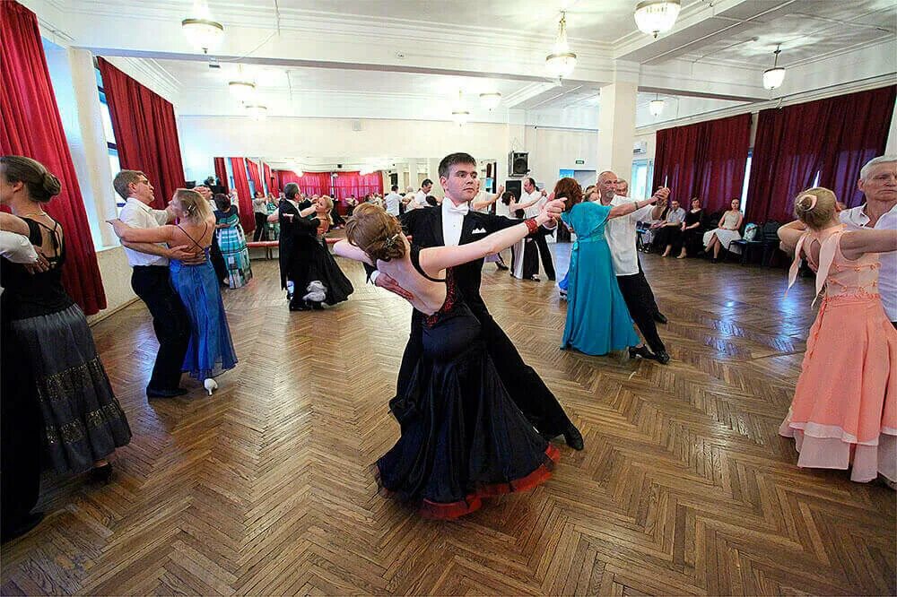 школа бальных танцев для начинающих взрослых. обучение бальным танцам взрослых. спортивные танцы. хобби класс бальные танцы. танцевальный мастер класс.