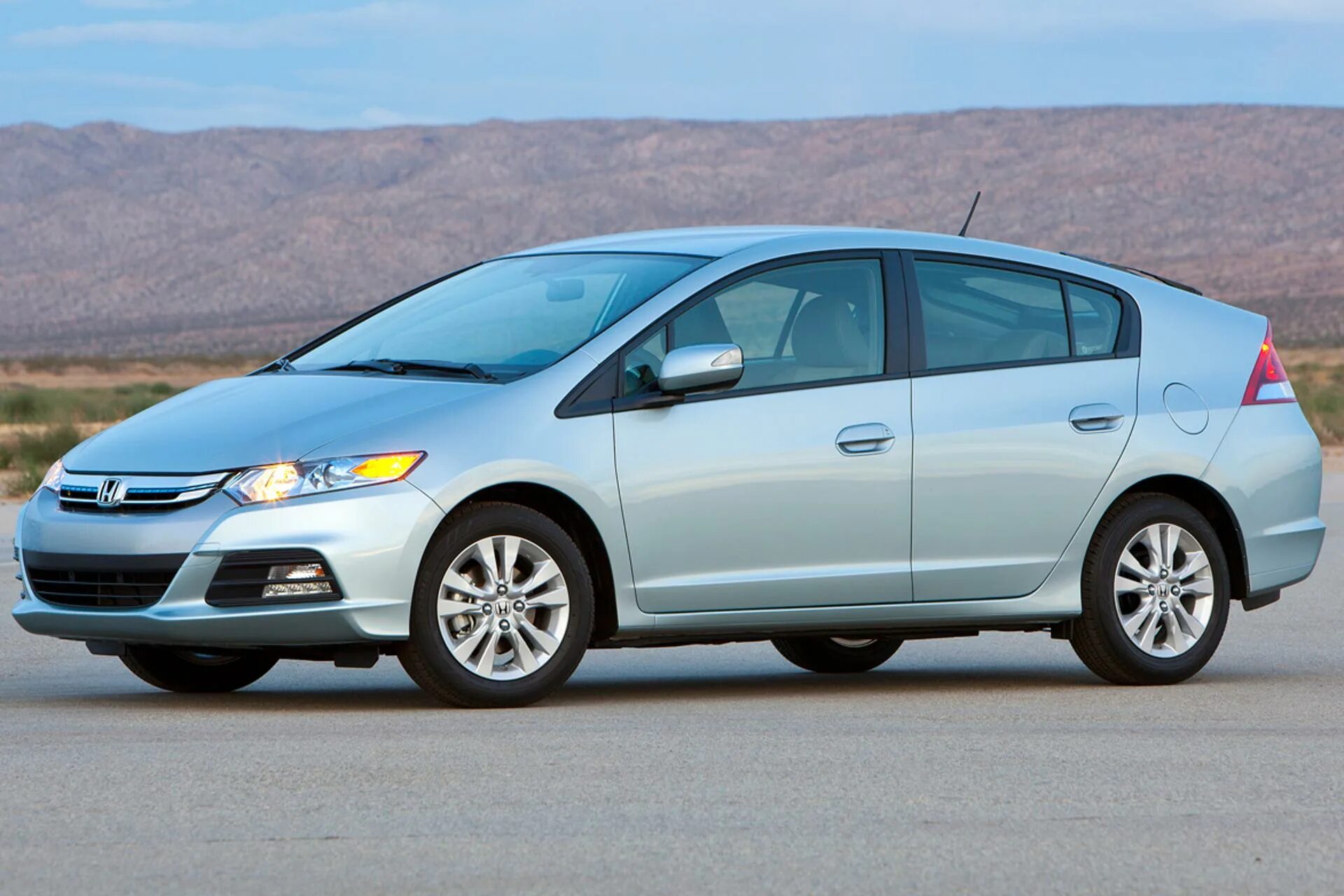 Хонда инсайт 2010. Хонда 2011 года. Honda insight 1 поколения. Хонда инсайт белая 2010. Хонда инсайт 2019 3 поколения мокрый асфальт.